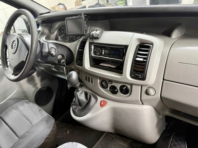 Синий Опель Виваро, объемом двигателя 1.9 л и пробегом 314 тыс. км за 4750 $, фото 2 на Automoto.ua