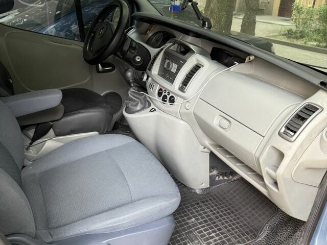 Синий Опель Виваро, объемом двигателя 2.5 л и пробегом 515 тыс. км за 4000 $, фото 3 на Automoto.ua