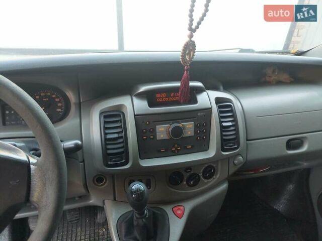 Синий Опель Виваро, объемом двигателя 1.9 л и пробегом 396 тыс. км за 4700 $, фото 10 на Automoto.ua