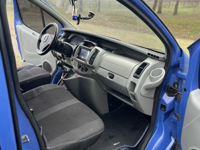 Синий Опель Виваро, объемом двигателя 1.9 л и пробегом 365 тыс. км за 7000 $, фото 6 на Automoto.ua