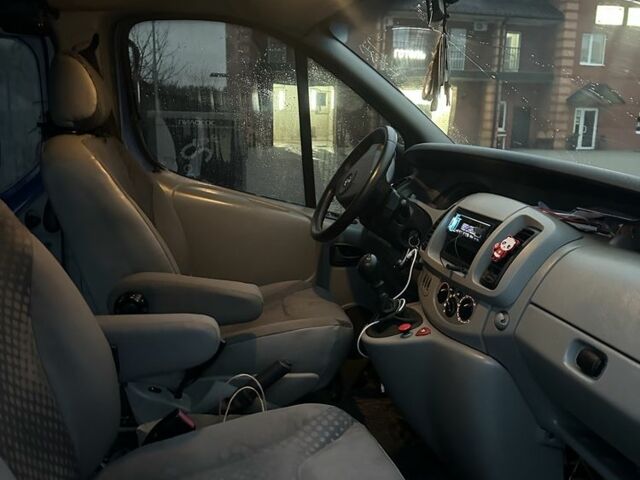 Синий Опель Виваро, объемом двигателя 2.5 л и пробегом 350 тыс. км за 5000 $, фото 8 на Automoto.ua