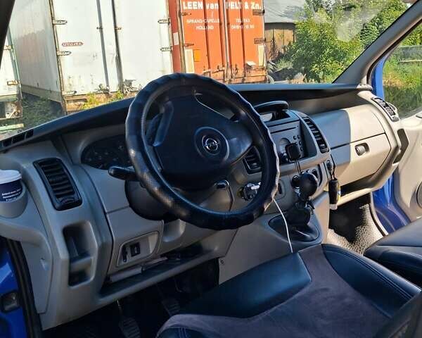 Синий Опель Виваро, объемом двигателя 2.46 л и пробегом 400 тыс. км за 12000 $, фото 13 на Automoto.ua