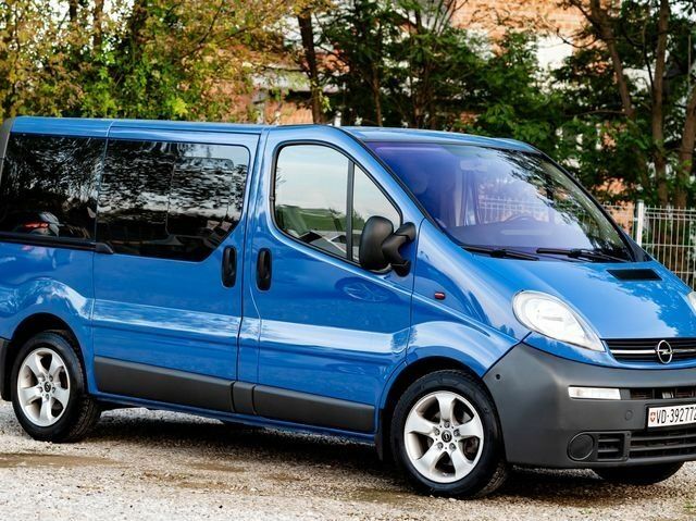 Синий Опель Виваро, объемом двигателя 2.5 л и пробегом 140 тыс. км за 6300 $, фото 2 на Automoto.ua