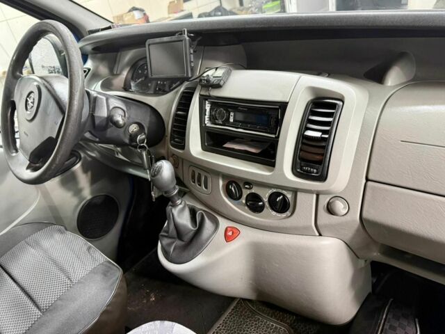 Синий Опель Виваро, объемом двигателя 2 л и пробегом 320 тыс. км за 4700 $, фото 3 на Automoto.ua