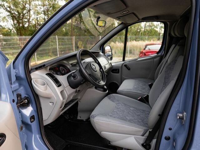 Синий Опель Виваро, объемом двигателя 2.5 л и пробегом 140 тыс. км за 6300 $, фото 15 на Automoto.ua