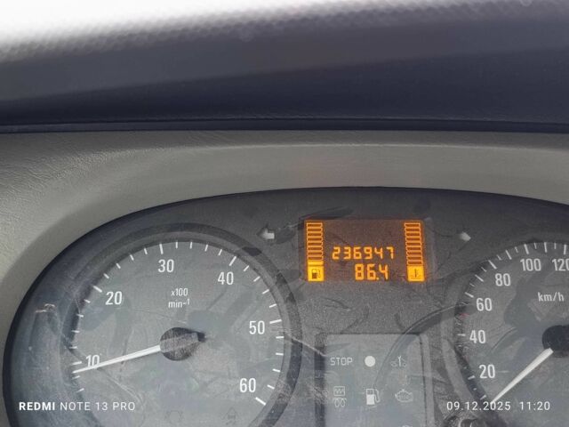 Синий Опель Виваро, объемом двигателя 1.9 л и пробегом 236 тыс. км за 8000 $, фото 6 на Automoto.ua