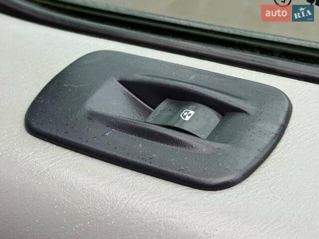 Синій Опель Віваро, об'ємом двигуна 2 л та пробігом 250 тис. км за 12500 $, фото 30 на Automoto.ua