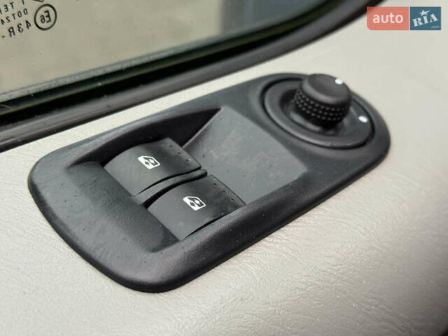 Синій Опель Віваро, об'ємом двигуна 2 л та пробігом 250 тис. км за 11350 $, фото 27 на Automoto.ua