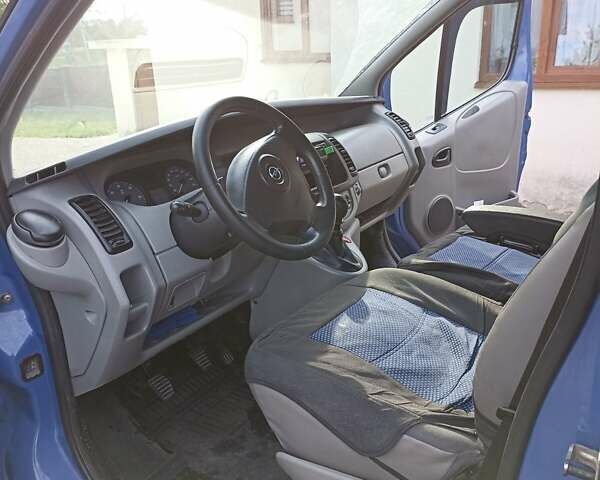 Синий Опель Виваро, объемом двигателя 2.5 л и пробегом 400 тыс. км за 11000 $, фото 4 на Automoto.ua