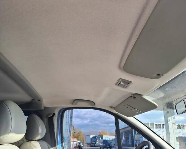 Синий Опель Виваро, объемом двигателя 2 л и пробегом 280 тыс. км за 9500 $, фото 2 на Automoto.ua