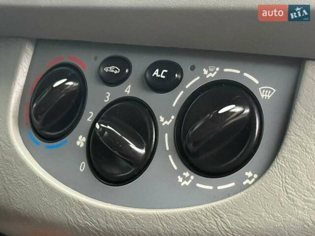 Синій Опель Віваро, об'ємом двигуна 2 л та пробігом 250 тис. км за 12500 $, фото 35 на Automoto.ua