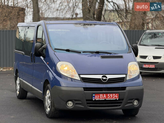 Синий Опель Виваро, объемом двигателя 2.5 л и пробегом 247 тыс. км за 15200 $, фото 4 на Automoto.ua