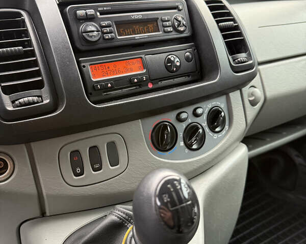 Синий Опель Виваро, объемом двигателя 2.5 л и пробегом 247 тыс. км за 15200 $, фото 11 на Automoto.ua