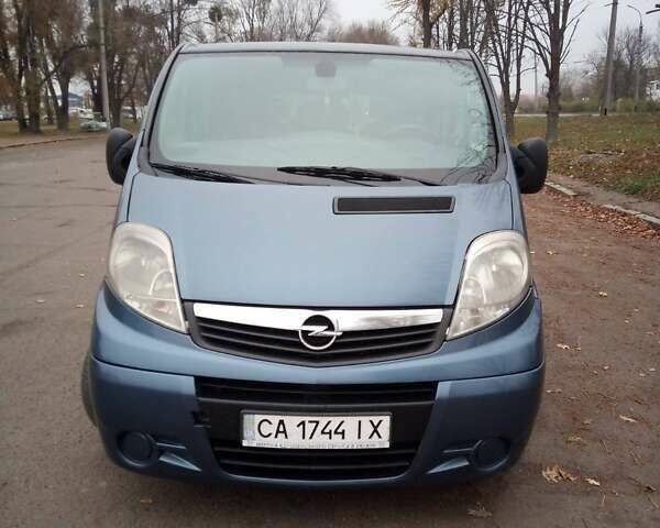 Синий Опель Виваро, объемом двигателя 2 л и пробегом 545 тыс. км за 10900 $, фото 2 на Automoto.ua