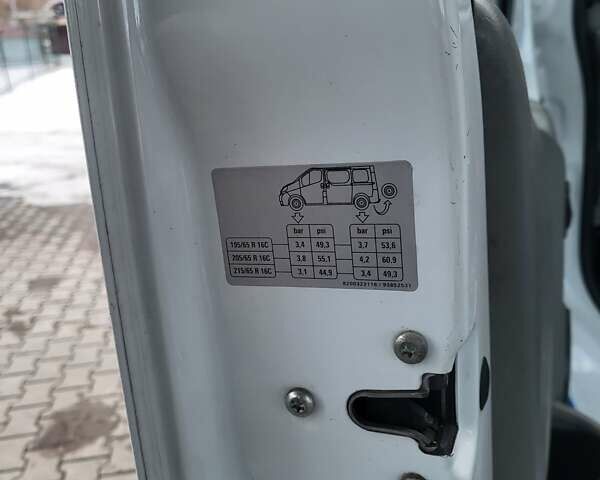 Синій Опель Віваро, об'ємом двигуна 2 л та пробігом 243 тис. км за 8999 $, фото 70 на Automoto.ua