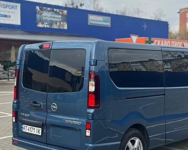 Синий Опель Виваро, объемом двигателя 1.6 л и пробегом 280 тыс. км за 17300 $, фото 3 на Automoto.ua