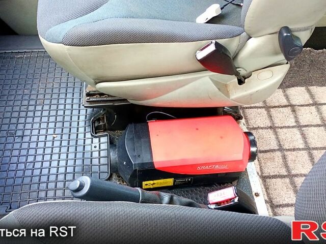 Синій Опель Віваро, об'ємом двигуна 1.9 л та пробігом 337 тис. км за 6400 $, фото 7 на Automoto.ua