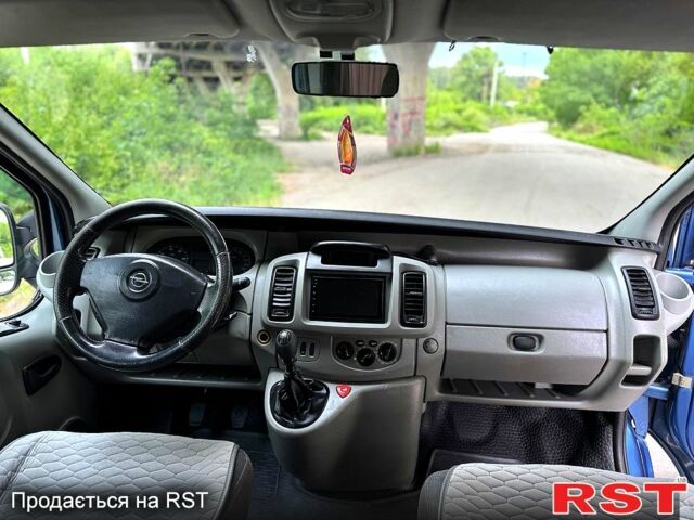 Синий Опель Виваро, объемом двигателя 2.5 л и пробегом 280 тыс. км за 6999 $, фото 4 на Automoto.ua