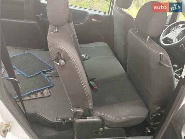 Белый Опель Зафира, объемом двигателя 1.8 л и пробегом 264 тыс. км за 2650 $, фото 3 на Automoto.ua