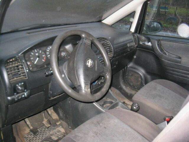 Белый Опель Зафира, объемом двигателя 2 л и пробегом 500 тыс. км за 2800 $, фото 5 на Automoto.ua