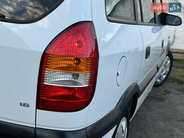 Белый Опель Зафира, объемом двигателя 1.6 л и пробегом 316 тыс. км за 3650 $, фото 17 на Automoto.ua