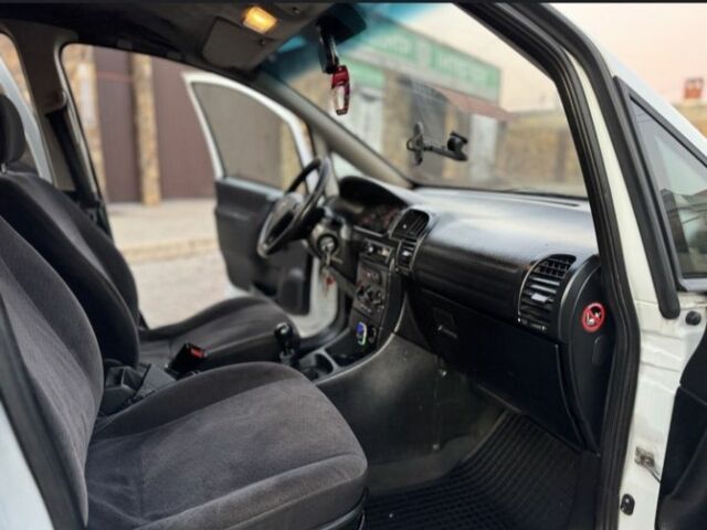 Белый Опель Зафира, объемом двигателя 2 л и пробегом 346 тыс. км за 2650 $, фото 5 на Automoto.ua