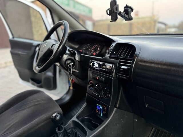 Белый Опель Зафира, объемом двигателя 2 л и пробегом 299 тыс. км за 1999 $, фото 3 на Automoto.ua