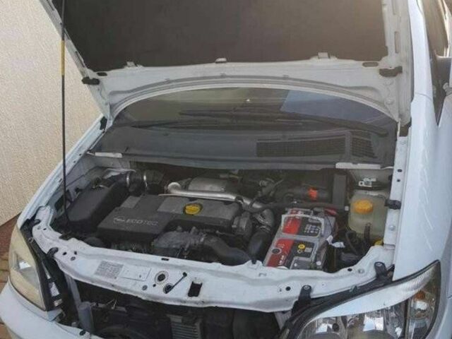 Белый Опель Зафира, объемом двигателя 2 л и пробегом 284 тыс. км за 2200 $, фото 2 на Automoto.ua