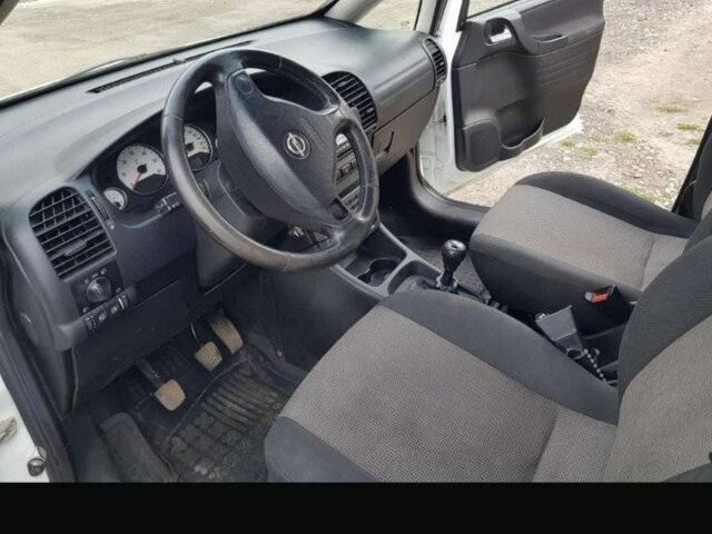 Белый Опель Зафира, объемом двигателя 2 л и пробегом 284 тыс. км за 2200 $, фото 4 на Automoto.ua