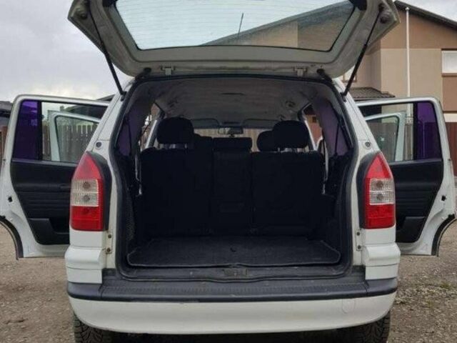 Белый Опель Зафира, объемом двигателя 2 л и пробегом 284 тыс. км за 2200 $, фото 1 на Automoto.ua