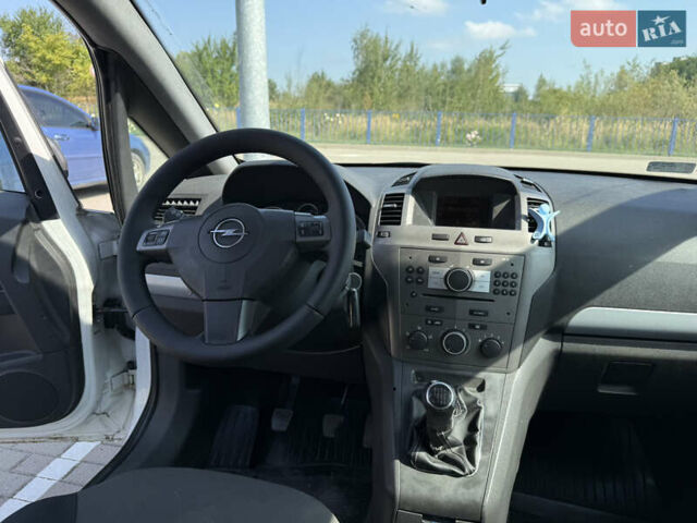 Белый Опель Зафира, объемом двигателя 1.9 л и пробегом 280 тыс. км за 5500 $, фото 5 на Automoto.ua
