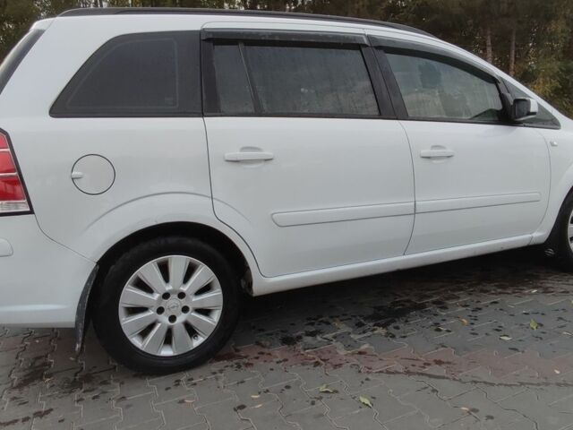 Белый Опель Зафира, объемом двигателя 1.9 л и пробегом 28 тыс. км за 5500 $, фото 1 на Automoto.ua