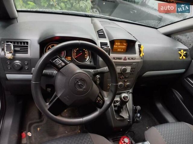 Белый Опель Зафира, объемом двигателя 1.9 л и пробегом 280 тыс. км за 6500 $, фото 2 на Automoto.ua