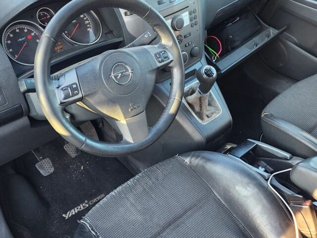 Белый Опель Зафира, объемом двигателя 1.8 л и пробегом 270 тыс. км за 2400 $, фото 6 на Automoto.ua