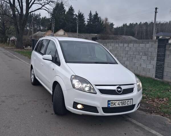 Белый Опель Зафира, объемом двигателя 1.9 л и пробегом 335 тыс. км за 5400 $, фото 3 на Automoto.ua