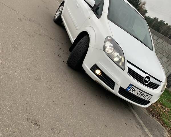 Белый Опель Зафира, объемом двигателя 1.9 л и пробегом 335 тыс. км за 5400 $, фото 2 на Automoto.ua