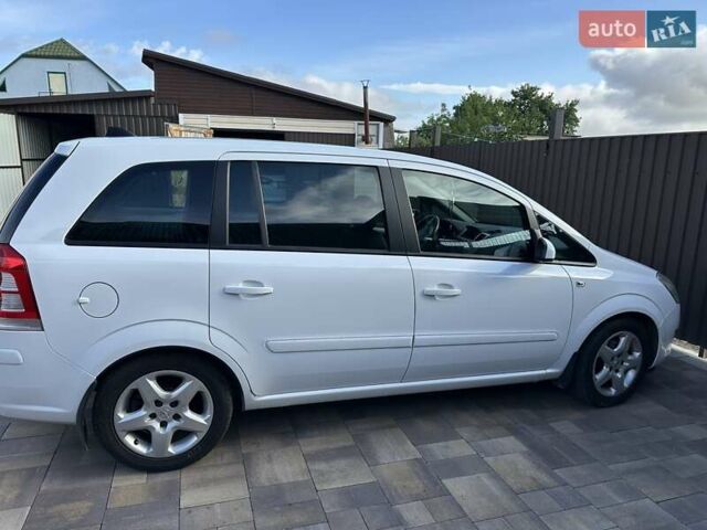 Белый Опель Зафира, объемом двигателя 1.6 л и пробегом 154 тыс. км за 6500 $, фото 1 на Automoto.ua