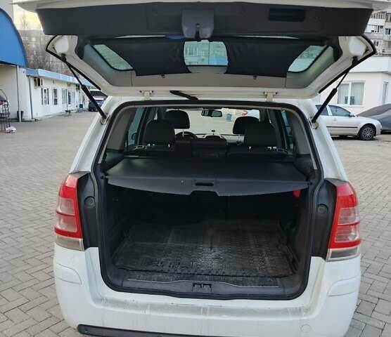 Белый Опель Зафира, объемом двигателя 1.69 л и пробегом 265 тыс. км за 6100 $, фото 3 на Automoto.ua