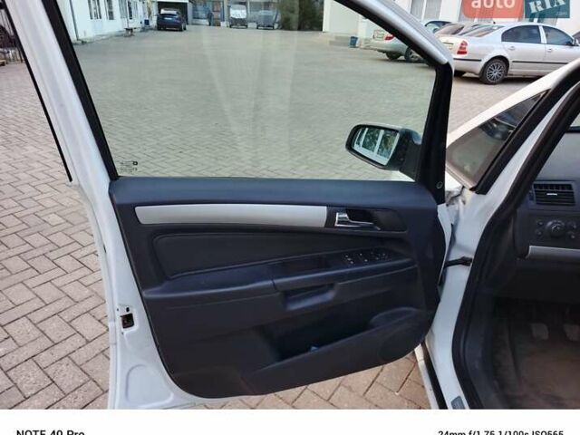 Белый Опель Зафира, объемом двигателя 1.69 л и пробегом 265 тыс. км за 6100 $, фото 12 на Automoto.ua