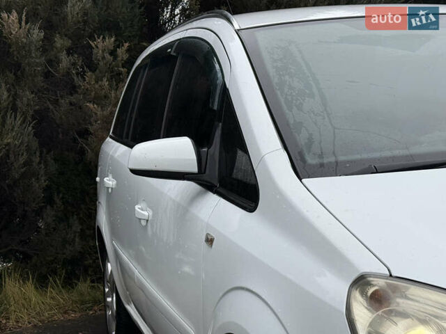 Белый Опель Зафира, объемом двигателя 1.69 л и пробегом 250 тыс. км за 4500 $, фото 2 на Automoto.ua
