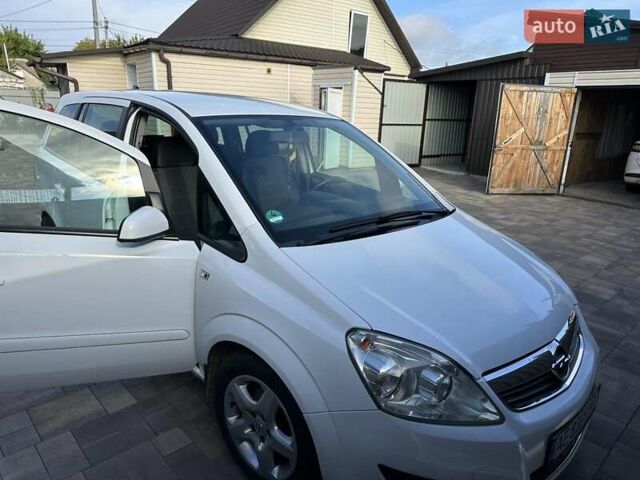 Белый Опель Зафира, объемом двигателя 1.6 л и пробегом 154 тыс. км за 6500 $, фото 2 на Automoto.ua