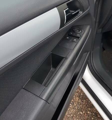 Белый Опель Зафира, объемом двигателя 1.6 л и пробегом 135 тыс. км за 5999 $, фото 3 на Automoto.ua