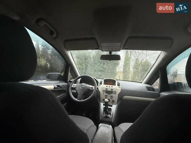 Белый Опель Зафира, объемом двигателя 1.69 л и пробегом 250 тыс. км за 4500 $, фото 7 на Automoto.ua