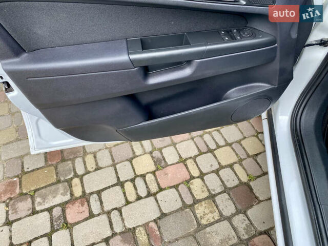 Белый Опель Зафира, объемом двигателя 1.6 л и пробегом 257 тыс. км за 6200 $, фото 11 на Automoto.ua