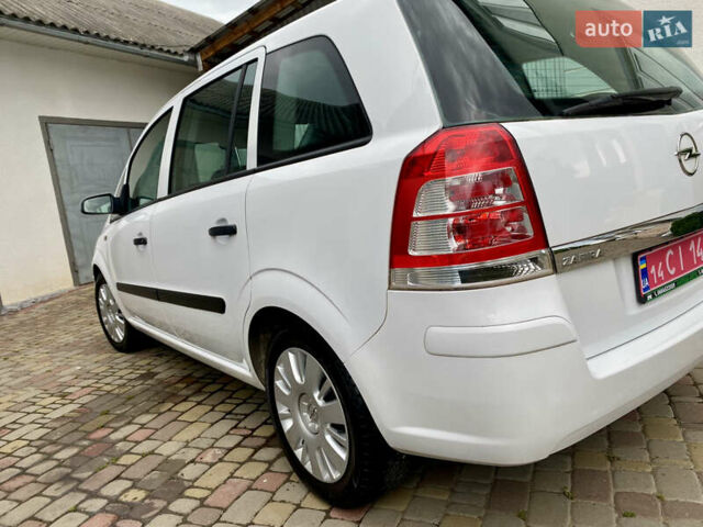 Белый Опель Зафира, объемом двигателя 1.6 л и пробегом 257 тыс. км за 6200 $, фото 5 на Automoto.ua