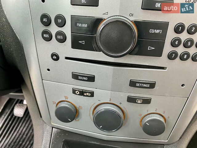 Белый Опель Зафира, объемом двигателя 1.6 л и пробегом 257 тыс. км за 6200 $, фото 19 на Automoto.ua