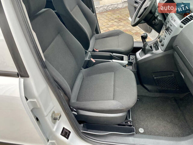 Белый Опель Зафира, объемом двигателя 1.6 л и пробегом 257 тыс. км за 6200 $, фото 18 на Automoto.ua