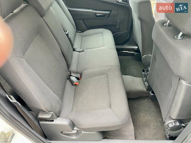 Белый Опель Зафира, объемом двигателя 1.6 л и пробегом 257 тыс. км за 5800 $, фото 16 на Automoto.ua