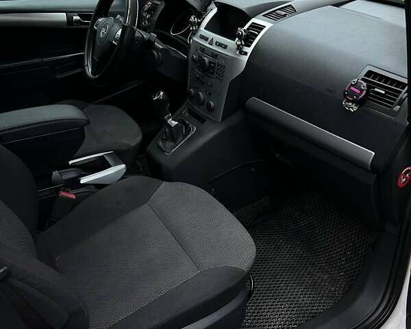 Белый Опель Зафира, объемом двигателя 1.7 л и пробегом 270 тыс. км за 5800 $, фото 8 на Automoto.ua