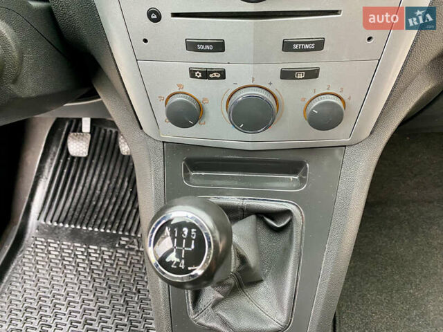 Белый Опель Зафира, объемом двигателя 1.6 л и пробегом 257 тыс. км за 6200 $, фото 20 на Automoto.ua